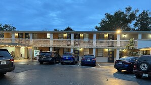 A motel with a parking lot and a covered walkway. - Castillo Inn (St. Augustine)
