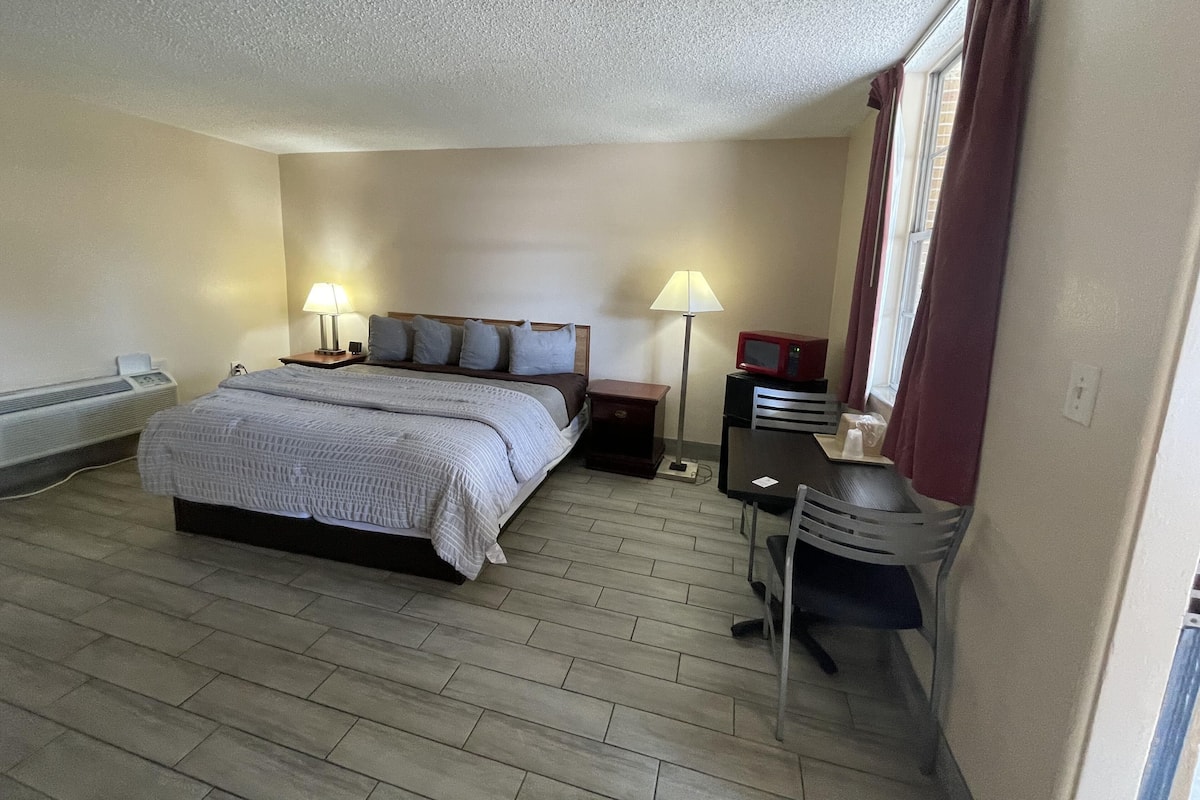 Standard Room, 1 King Bed, Accessible | Iron/ironing board, free WiFi, bed sheets