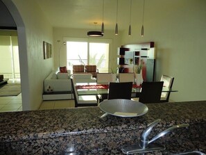 Appart'hôtel Luxe, 2 chambres, vue océan | Cuisine privée | Réfrigérateur, micro-ondes, plaque de cuisson, lave-vaisselle
