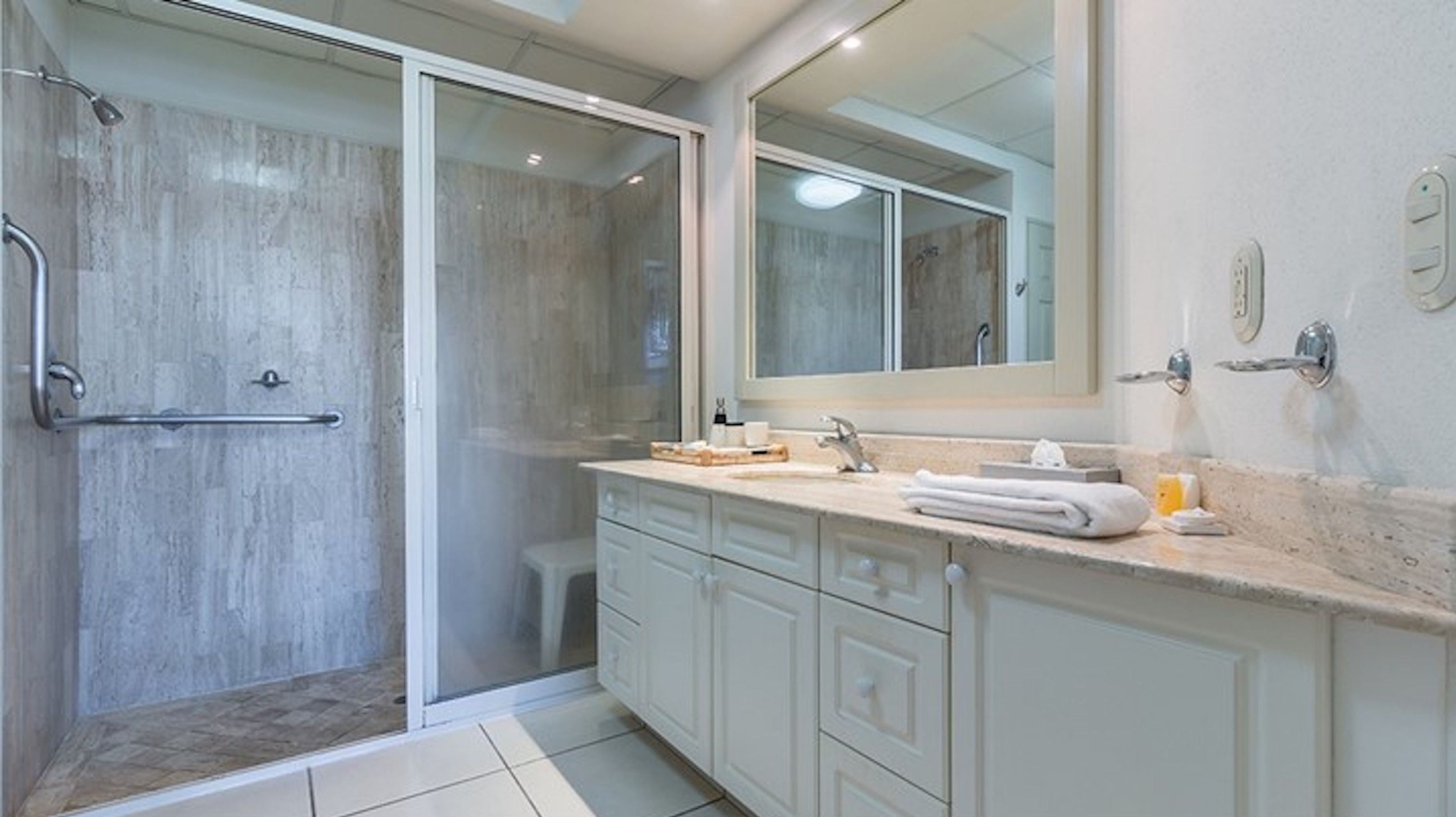 Condo de lujo, 2 habitaciones, vista al océano | Baño | Regadera, secadora de cabello, toallas 