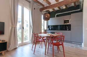 Departamento superior, 2 habitaciones, Terraza | Cocina privada | Refrigerador con congelador, parrilla de estufa y cafetera y tetera 