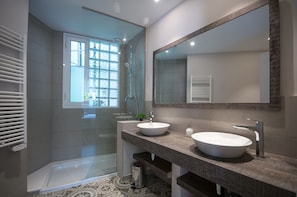 Exclusief appartement, 3 slaapkamers, terras | Badkamer | Een douche, een haardroger, handdoeken
