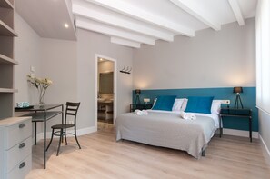 2 habitaciones, cubrecamas, tabla de planchar con plancha y cunas