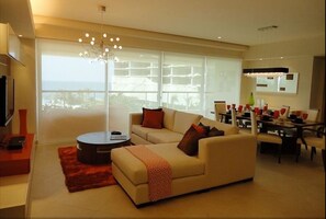 Condo de lujo, 3 habitaciones, vista al océano | Sala de estar | Televisión de pantalla plana 