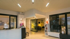 Quầy tiếp tân