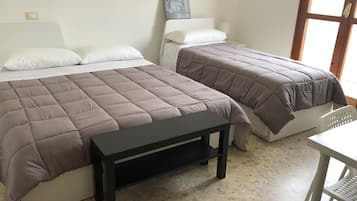 1 habitación, escritorio y espacio para trabajar con laptop