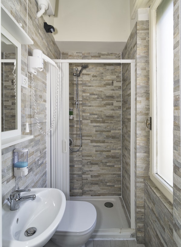Shower, hair dryer, towels, soap - ALIANTE TURIST HOUSE (Pisa)