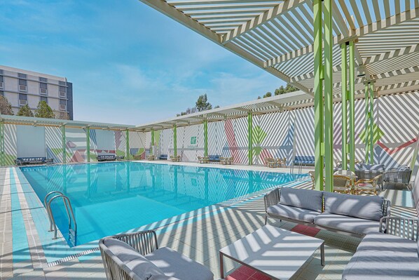 Seasonal outdoor pool, open 7 AM to 10 PM, pool umbrellas, sun loungers - Holiday Inn Tabuk by IHG (Tabuk)