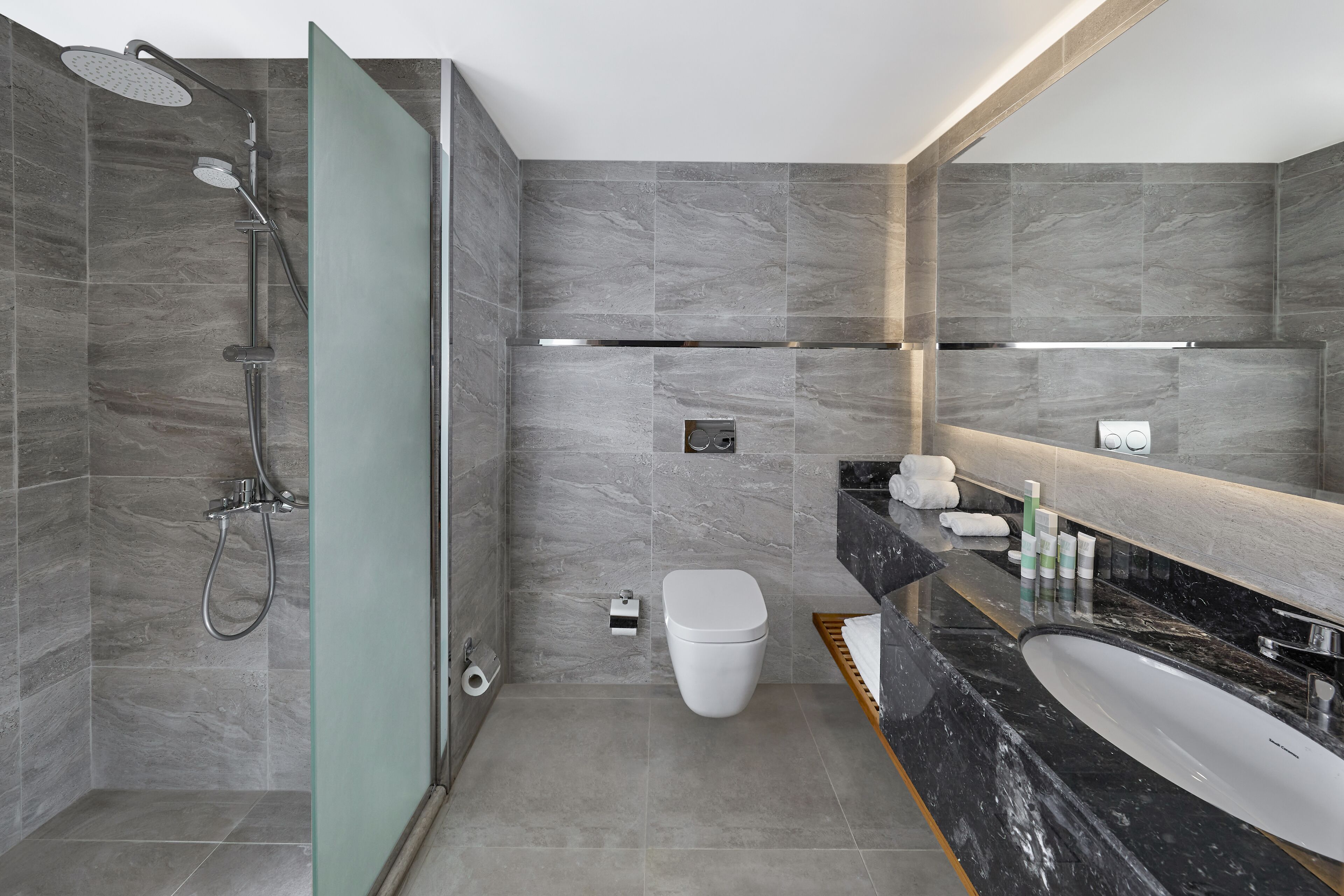 Combined shower/bathtub, deep-soaking bathtub, rainfall showerhead