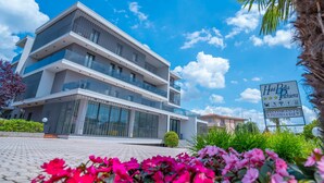 Un hôtel moderne dont l’enseigne indique la présence d’équipements tels que le Wi-Fi, un restaurant et un bar.