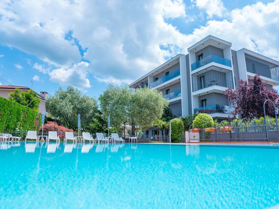 Una piscina al aire libre de temporada, sombrillas