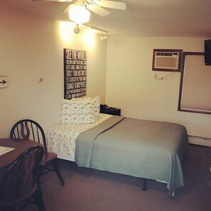 Standard Room, 1 Queen Bed | Individually decorated, iron/ironing board, free cribs/infant beds