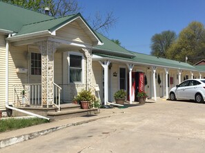 Front of property - Evergreen Inn (Osceola)