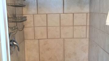 Badkamer met douche