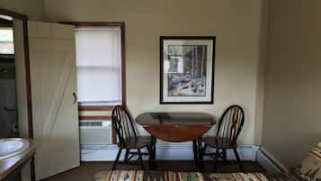 Individually decorated, iron/ironing board, rollaway beds, free WiFi
