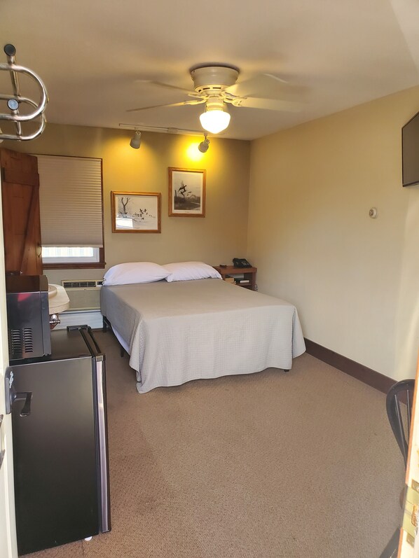 Habitación estándar, 1 cama matrimonial | Decoración personalizada y tabla de planchar con plancha 