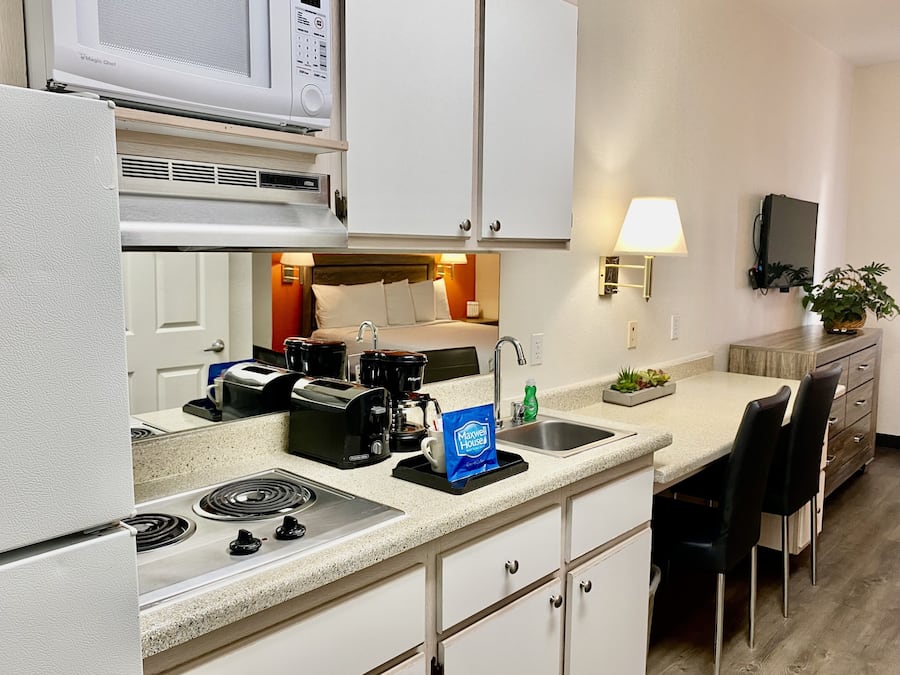 Suite estudio, 1 cama de matrimonio, cocina básica | Cocina básica privada | Frigorífico grande, microondas, placa de cocina y tostadora