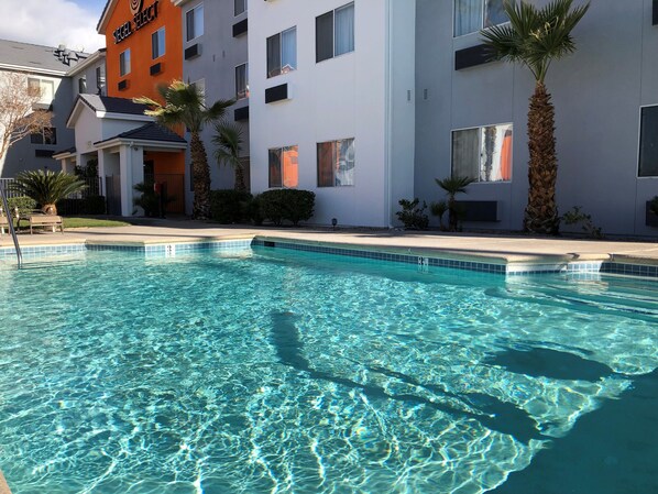 Outdoor pool, sun loungers - Siegel Select Las Vegas Blvd. (Las Vegas)