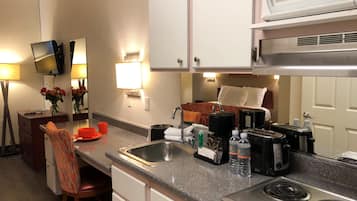 Suite estudio, 1 cama Queen size, cocineta | Cocineta privada | Refrigerador con congelador, microondas, parrilla de estufa y tostadora