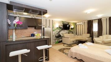 1 bedroom, premium bedding, in-room safe, desk