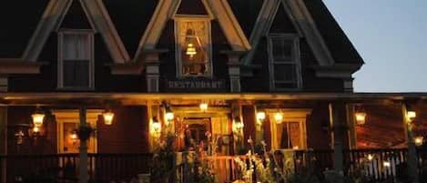 Fassade der Unterkunft – Abend/Nacht