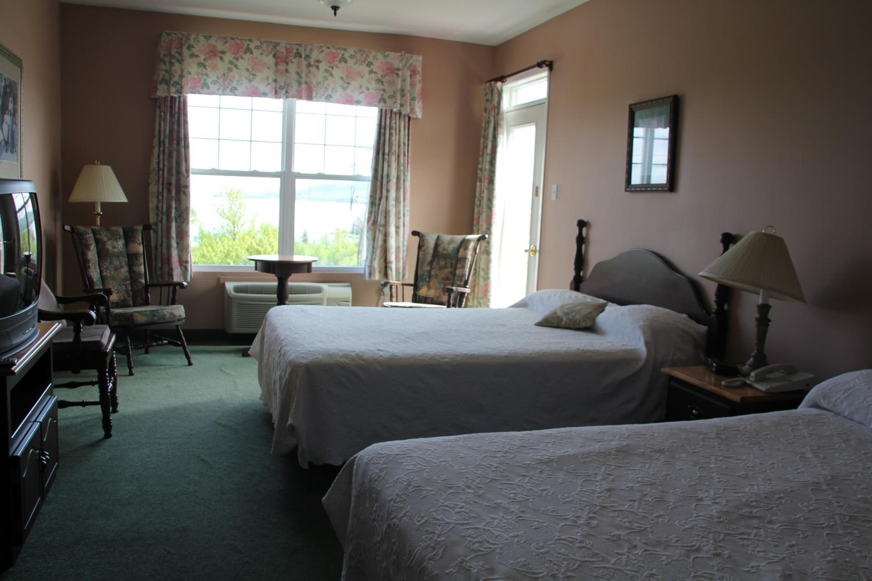 iron/ironing board, free wifi