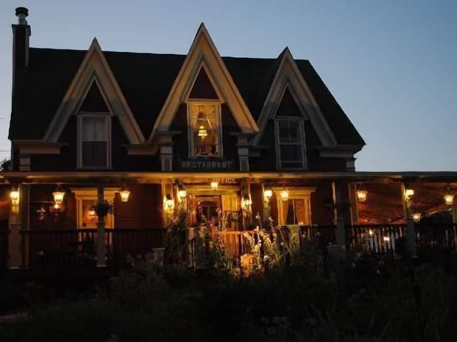 Overnatningsstedets facade – aften/nat