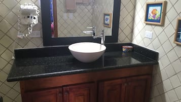 Villa estándar, 1 cama King size | Baño | Regadera y toallas