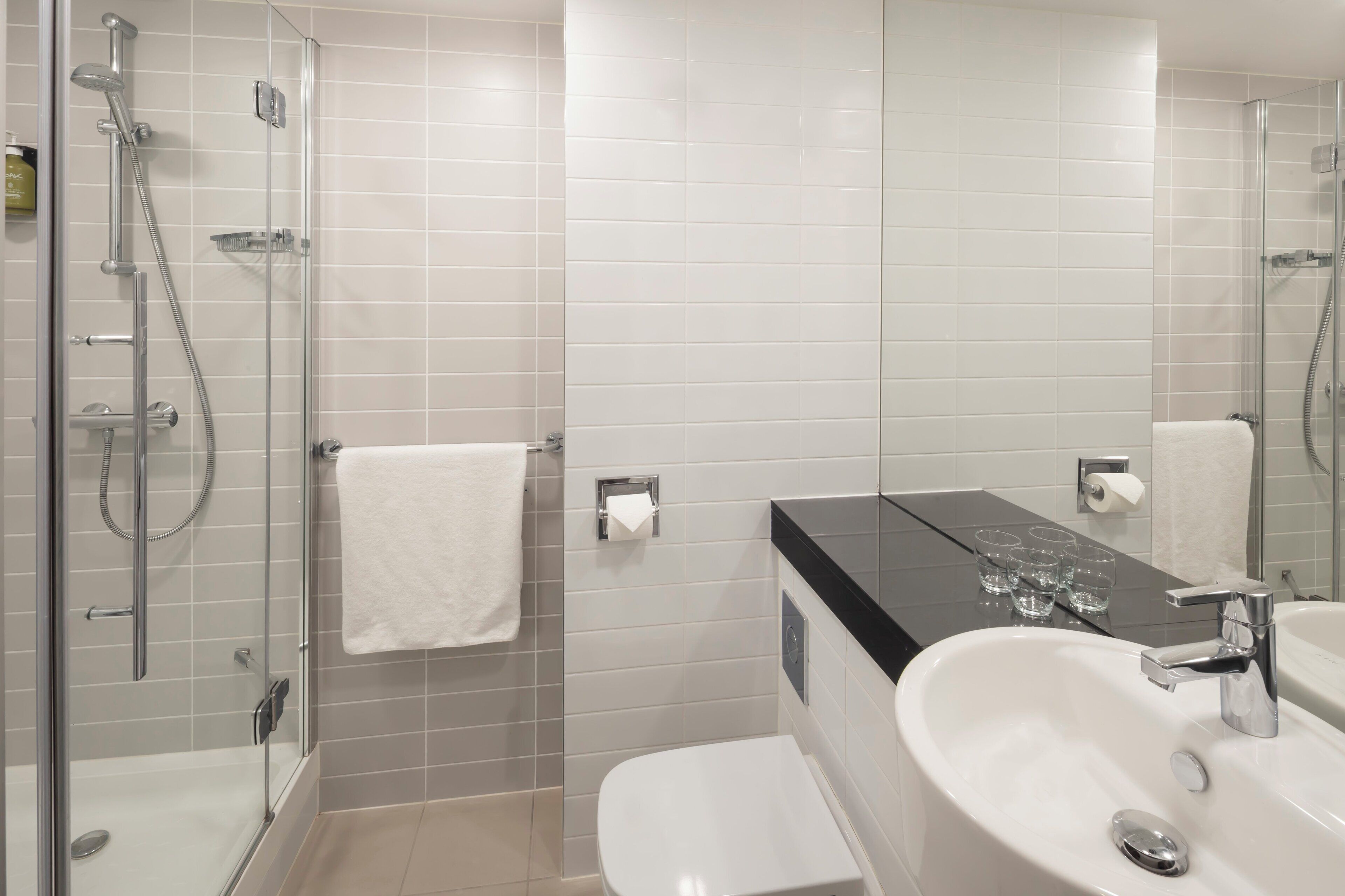 Shower, rainfall showerhead, free toiletries, towels
