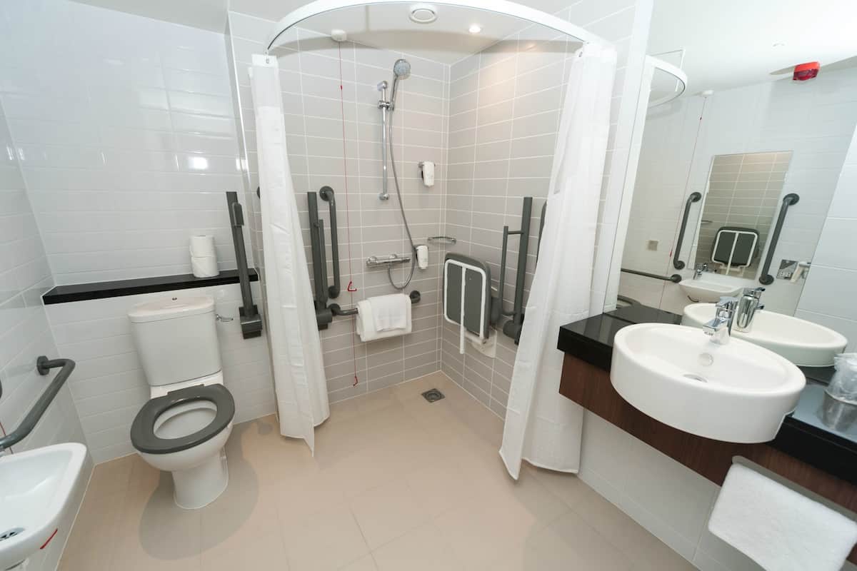 Standaard kamer, 1 tweepersoonsbed, toegankelijk voor mindervaliden | Badkamer | Een douche, een regendouche, gratis toiletartikelen, handdoeken
