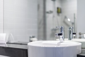 Douche, douche à « effet pluie », articles de toilette gratuits