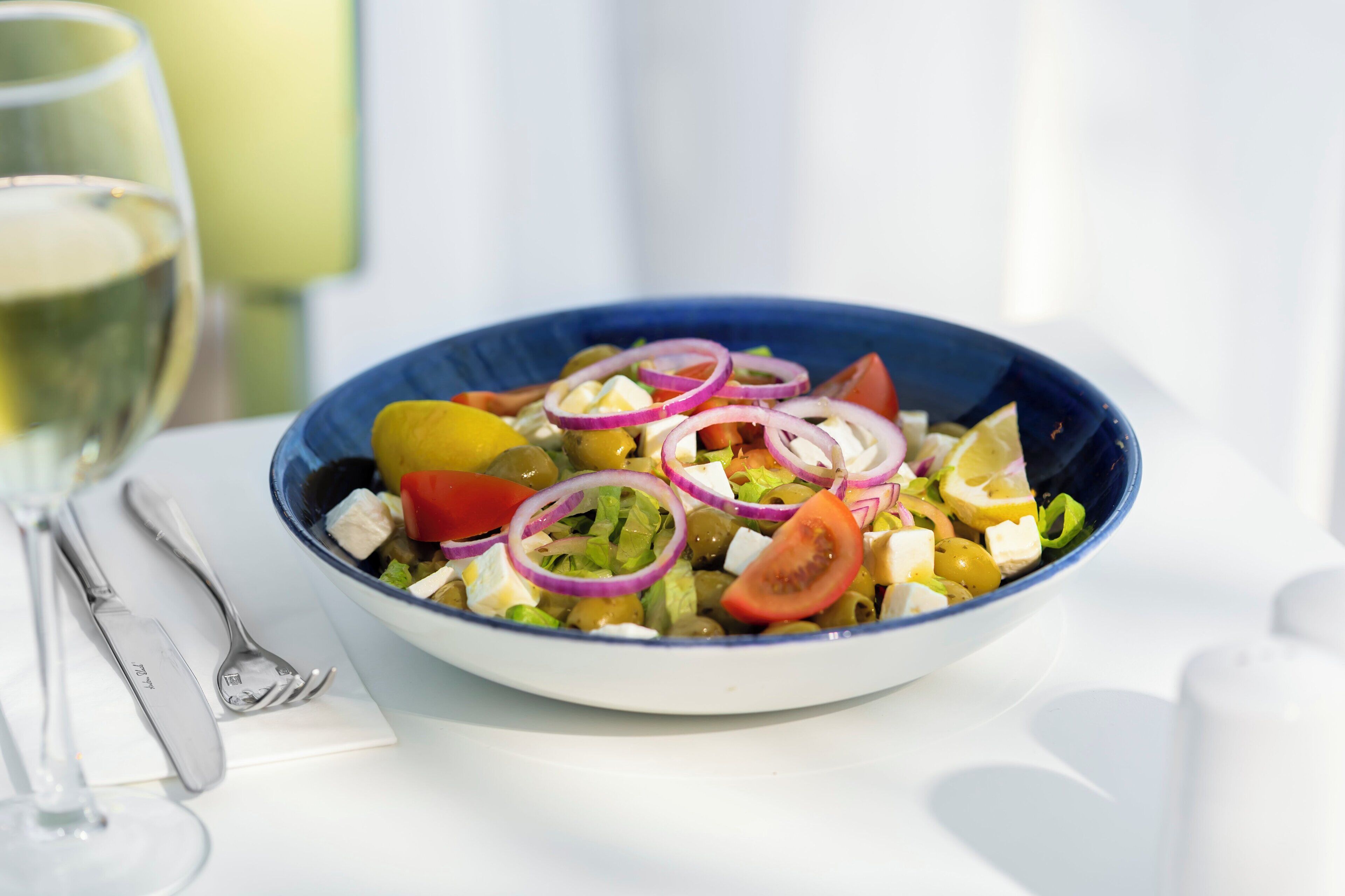 Eine Salatschüssel mit verschiedenen Zutaten auf einem Tisch.