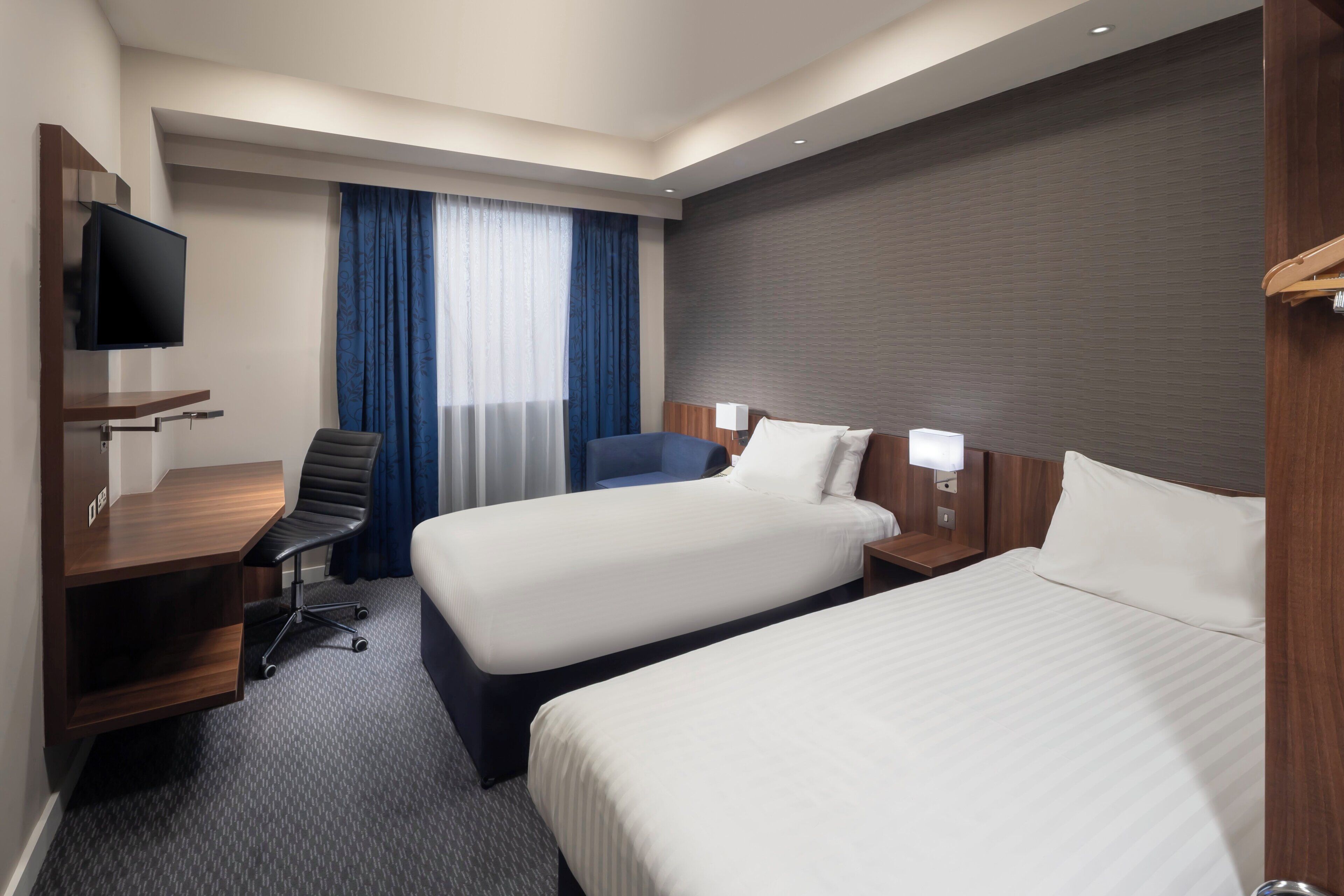 Standard Room, 2 Twin Beds | Desk, free cribs/infant beds, free WiFi, bed sheets