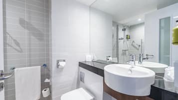 Shower, rainfall showerhead, free toiletries, towels