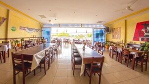 Breakfast, lunch and dinner served - Hotel Los Sauces Oaxtepec (Yautepec)