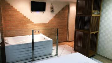 Suite | Minibar, soundproofing, free rollaway beds, free WiFi
