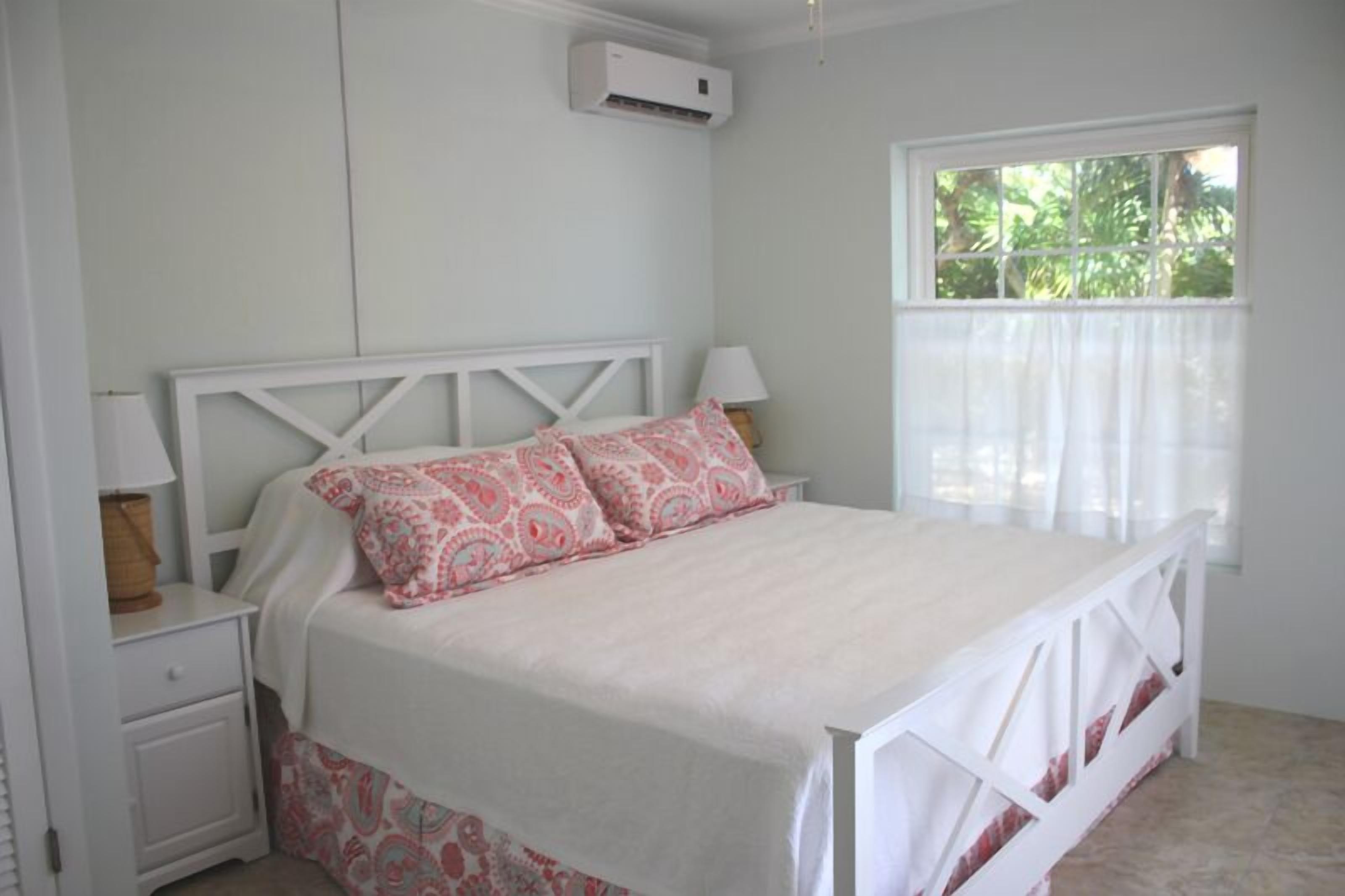 Feriehus - køkken | 1 soveværelse, pengeskab på værelset