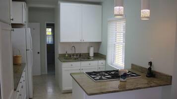 Cottage, Kitchen | Private kitchen | Fridge, microwave, stovetop, coffee/tea maker