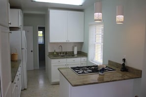 Cottage, Kitchen | Private kitchen | Fridge, microwave, stovetop, coffee/tea maker
