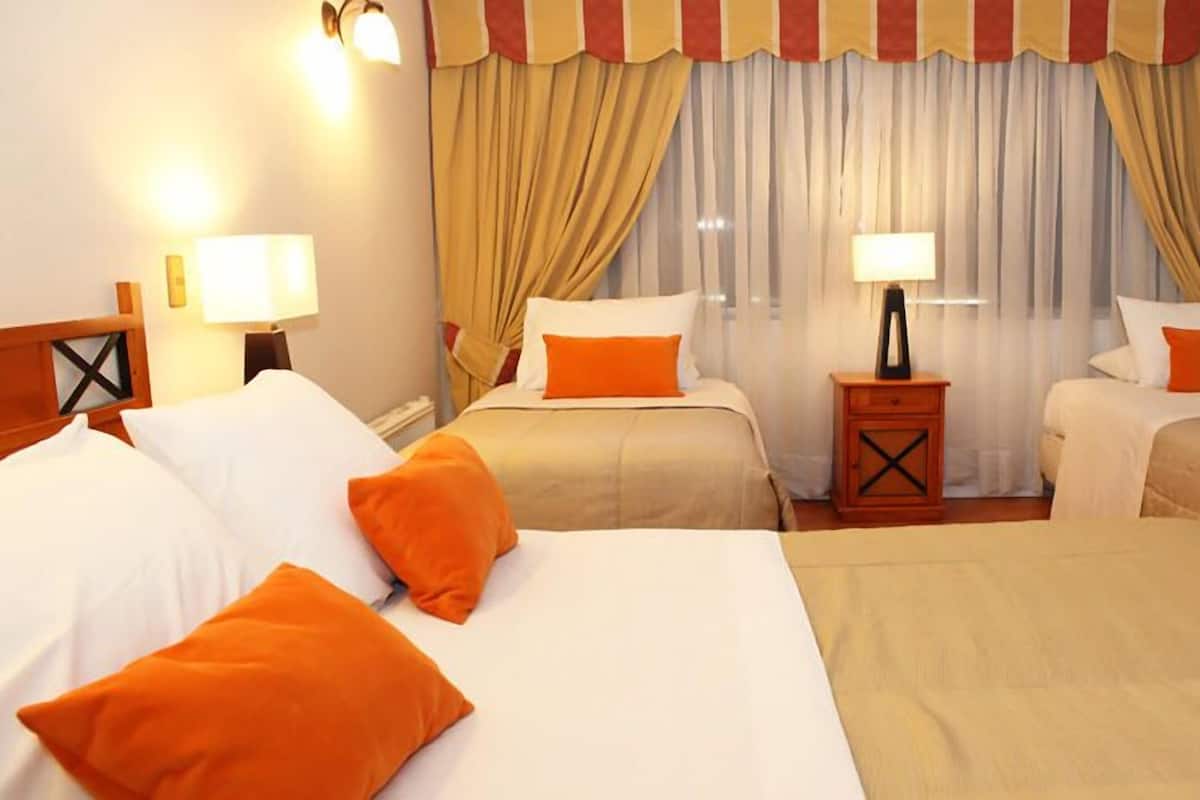 Escritorio, wifi gratis y ropa de cama