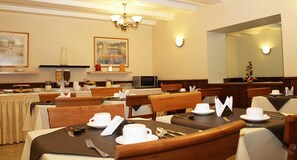Free daily buffet breakfast  - Hotel Murano (Concepción)