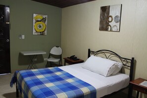 Free WiFi, bed sheets - Hostal Cocos Inn (Panama City)