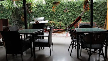 Petit déjeuner complet compris tous les jours