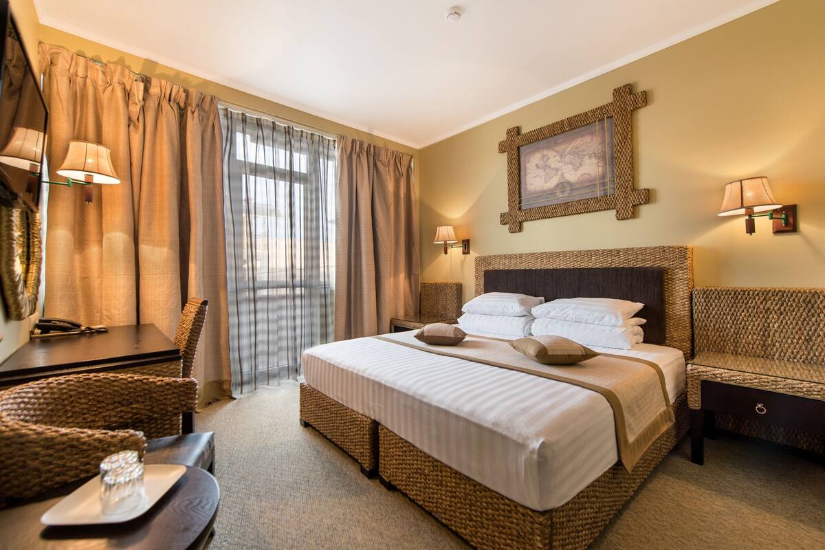 Standard Room | Peti besi dalam bilik, dihias secara berasingan, meja