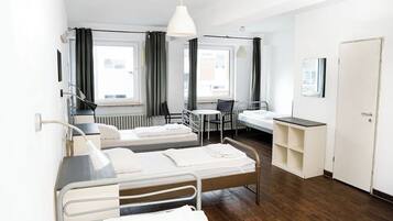 Standard-Vierbettzimmer | Zimmersafe, kostenloses WLAN