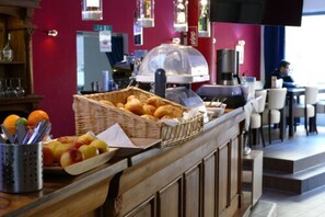 Dagelijks ontbijtbuffet (EUR 7.5 per persoon)