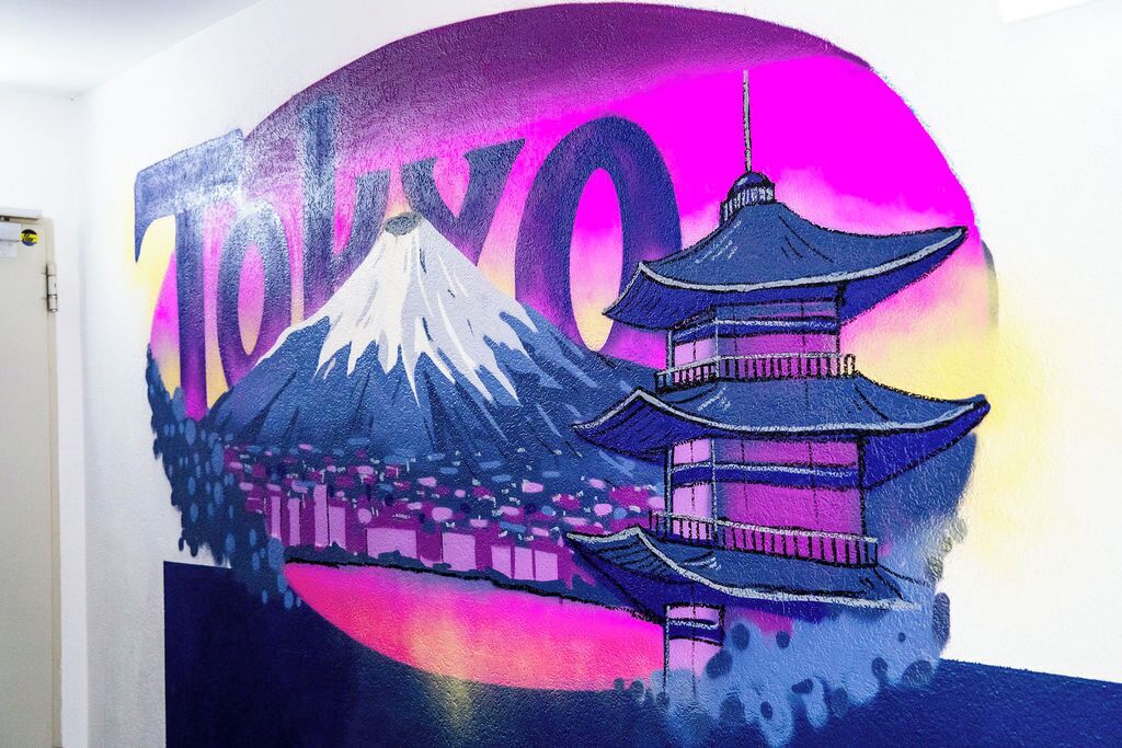 Une fresque colorée représentant le mont Fuji et une pagode, qui symbolise probablement Tokyo.