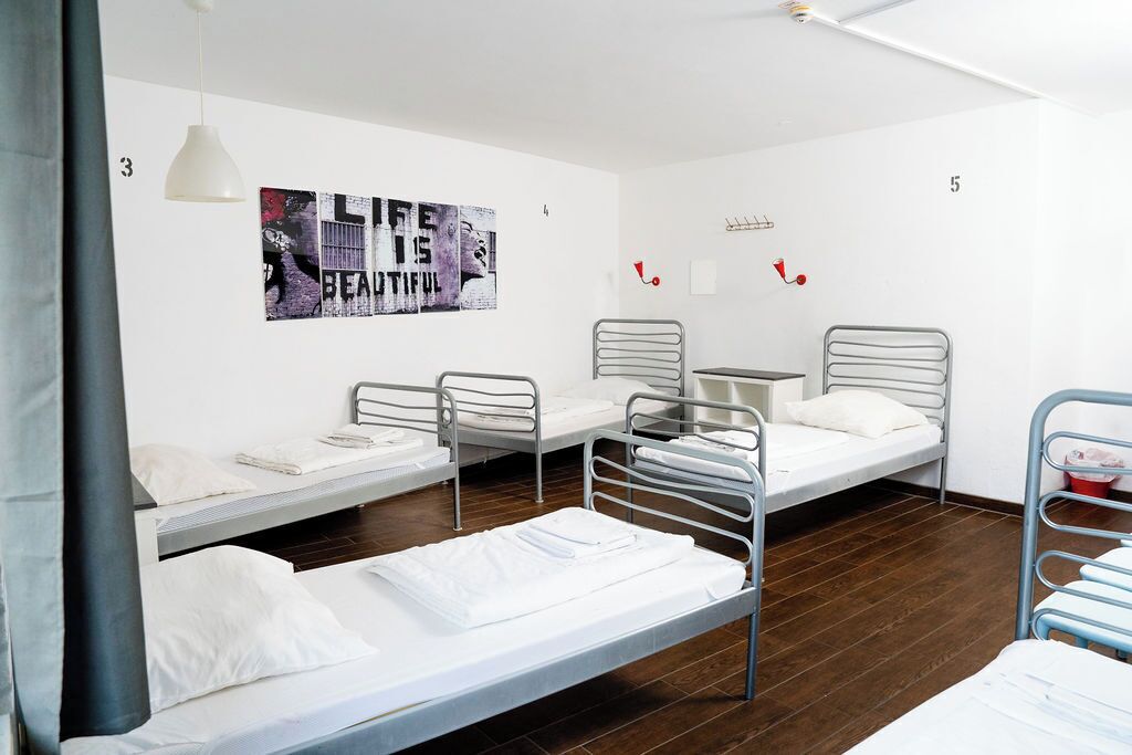 One Bed in Doorm for 5 People, shared bathroom | Safe på rommet og wi-fi (inkludert)
