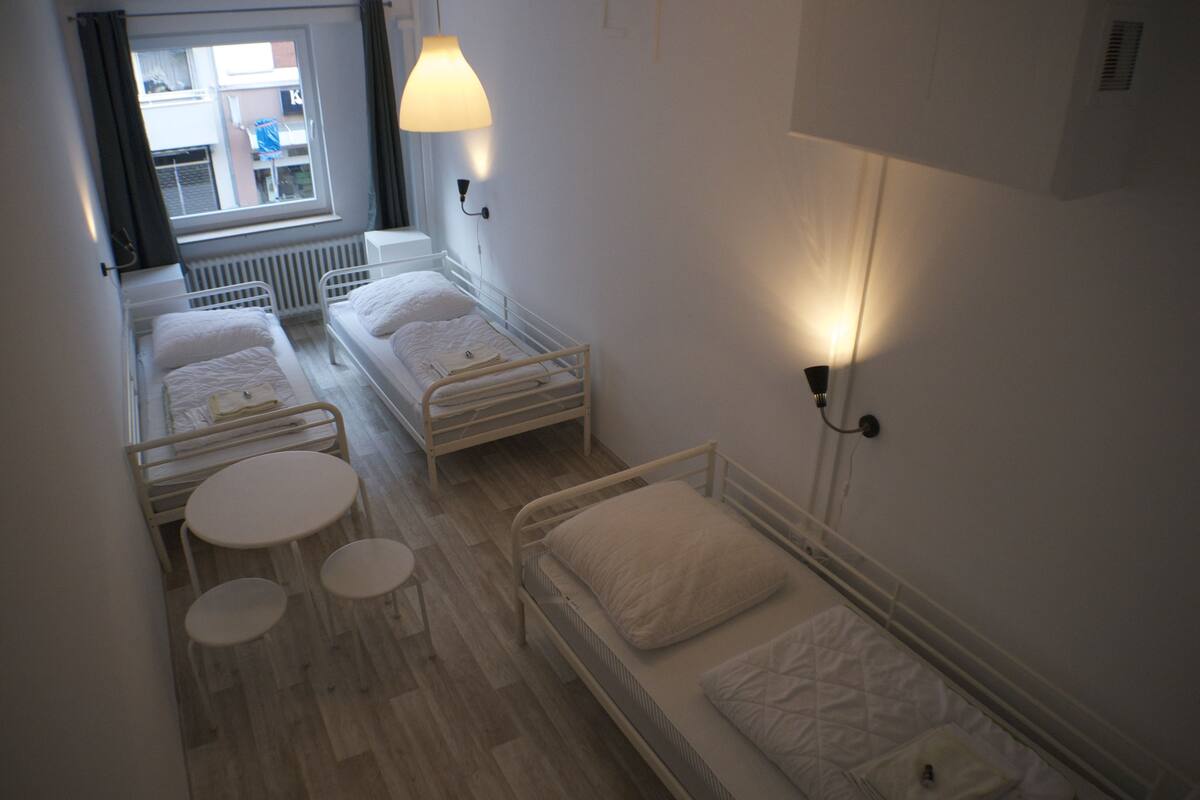 Standard-Dreibettzimmer, Gemeinschaftsbad | Zimmersafe, kostenloses WLAN