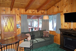 Cabin 8 - 2 bedroom | Área de sala de estar | Televisión de pantalla plana de 32 pulgadas con canales por cable
